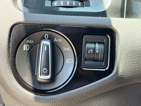 Used 2017 Volkswagen GTI SE FWD image 34