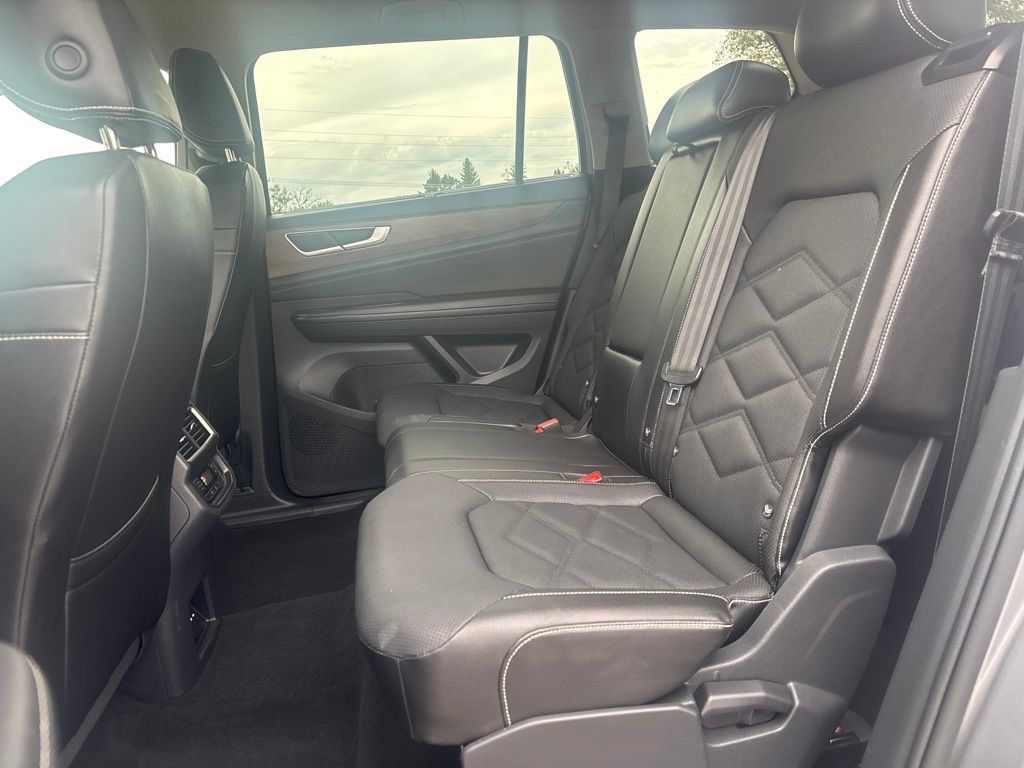 Used 2025 Volkswagen Atlas SE AWD/4WD image 18