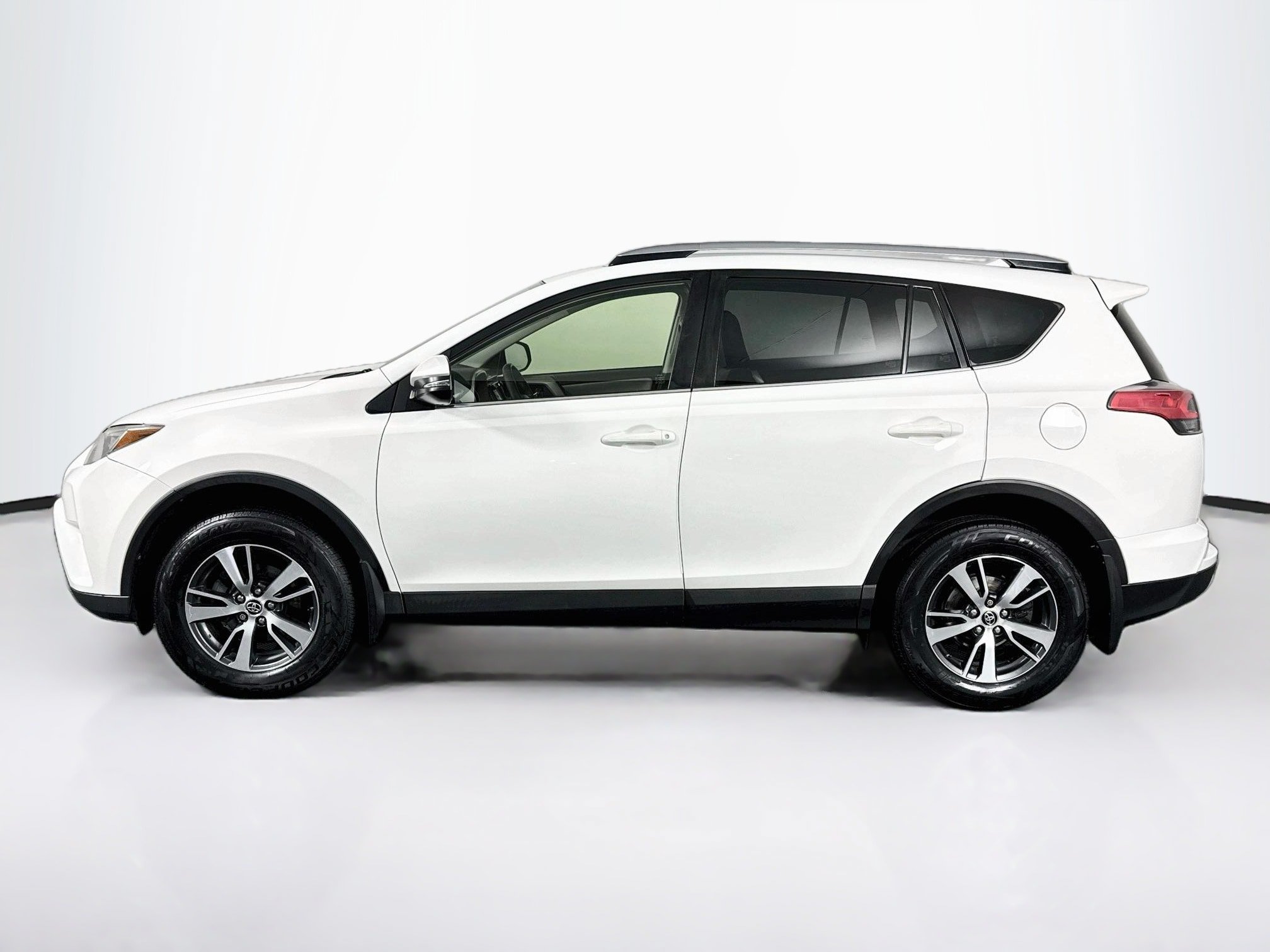 Used 2018 Toyota RAV4 XLE AWD/4WD image 11