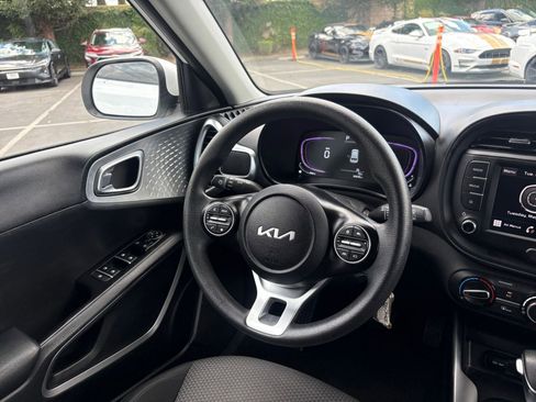 Used 2025 Kia Soul LX w/ LX Technology Package FWD image 32