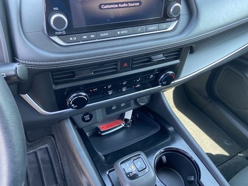Used 2024 Nissan Rogue S FWD image 40