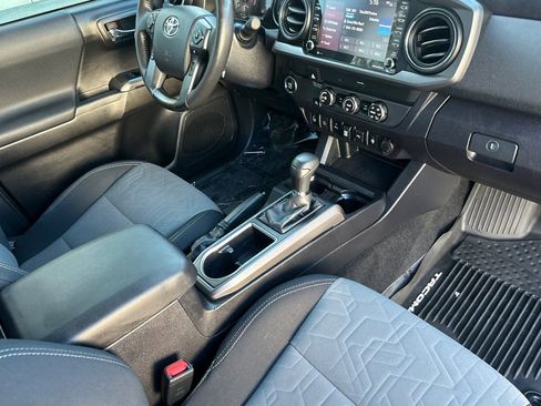 Used 2020 Toyota Tacoma TRD Sport w/ Technology Package image 15