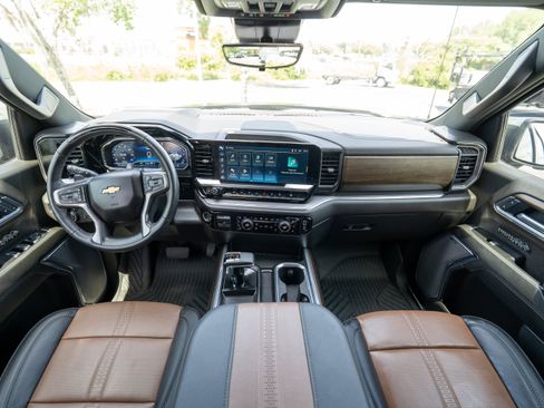 Used 2025 Chevrolet Silverado 1500 High Country w/ Technology Package AWD/4WD image 13