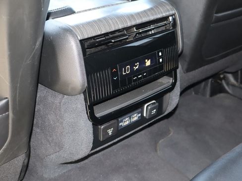 Used 2024 Jeep Wagoneer L Series II RWD image 20