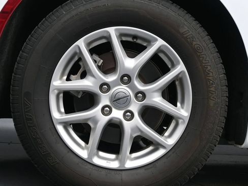 Used 2024 Chrysler Pacifica Touring-L FWD image 9