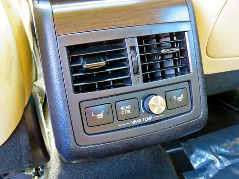 Used 2017 Toyota Avalon Limited image 35