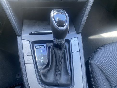 Used 2017 Hyundai Elantra Value Edition FWD image 21