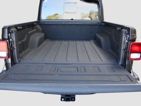 Used 2023 Jeep Gladiator Rubicon w/ Cold Weather Group AWD/4WD image 35