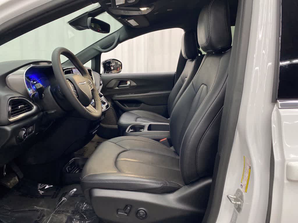 Used 2025 Chrysler Pacifica Select FWD image 12