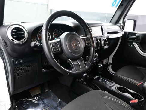 Used 2018 Jeep Wrangler Rubicon w/ Power Convenience Group image 11