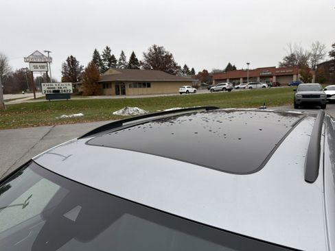 Used 2023 Volkswagen Tiguan SE R-Line image 9