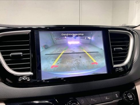 Used 2024 Chrysler Pacifica Touring-L FWD image 27