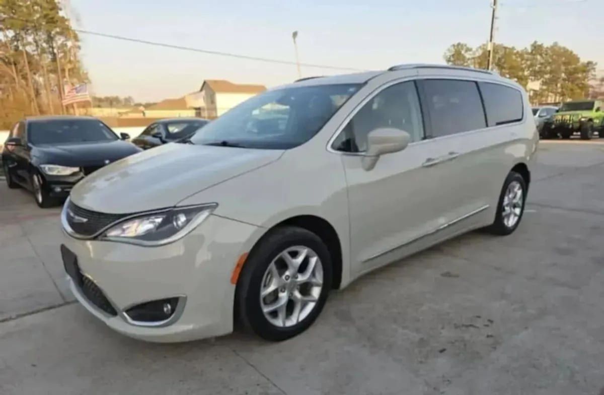 Used 2020 Chrysler Pacifica Touring-L Plus w/ Tire & Wheel Group FWD image 30