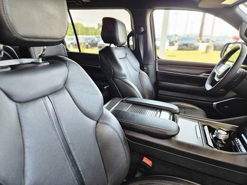 Used 2024 Jeep Wagoneer L Series II RWD image 14