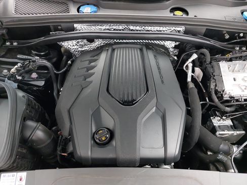 Certified 2023 Porsche Macan AWD/4WD image 33