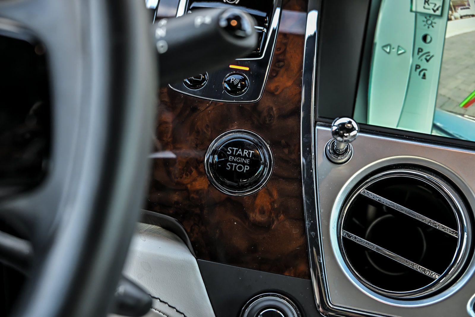 Used 2016 Rolls-Royce Wraith RWD image 32