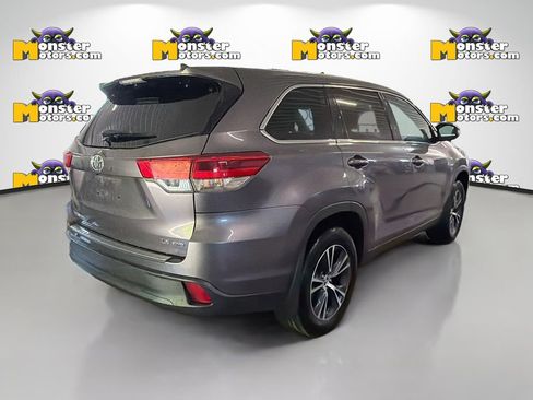 Used 2019 Toyota Highlander LE AWD/4WD image 4