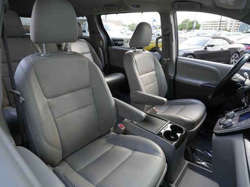 Used 2017 Toyota Sienna XLE Premium FWD image 30