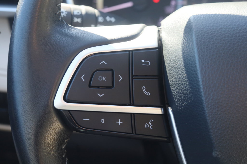 Used 2023 Toyota Highlander XLE AWD/4WD image 9
