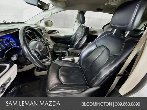 Used 2018 Chrysler Pacifica Touring-L w/ Premium Audio Group FWD image 19