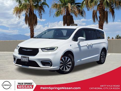 Used 2022 Chrysler Pacifica Touring-L FWD image 1