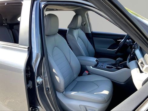 Used 2023 Toyota Highlander XLE image 21