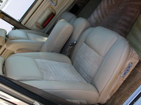 Used 1990 Jeep Grand Wagoneer image 25