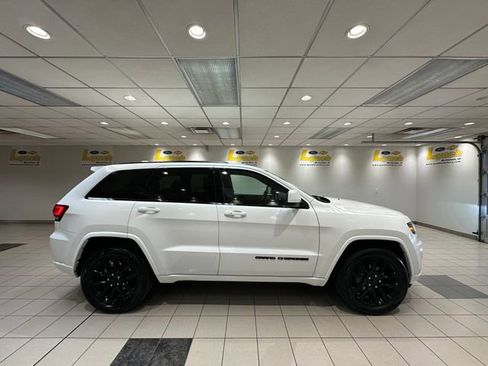 Used 2018 Jeep Grand Cherokee Altitude image 3