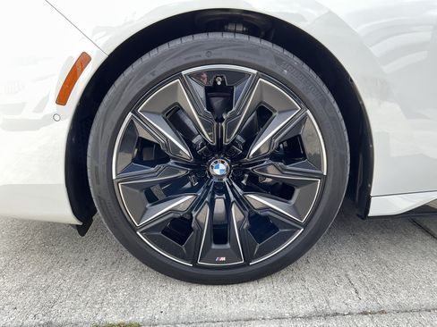 Certified 2024 BMW 760i xDrive w/ Premium Package 2 AWD/4WD image 7