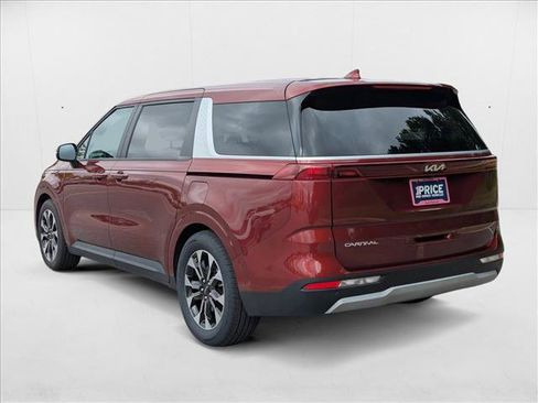 Used 2024 Kia Carnival EX image 7