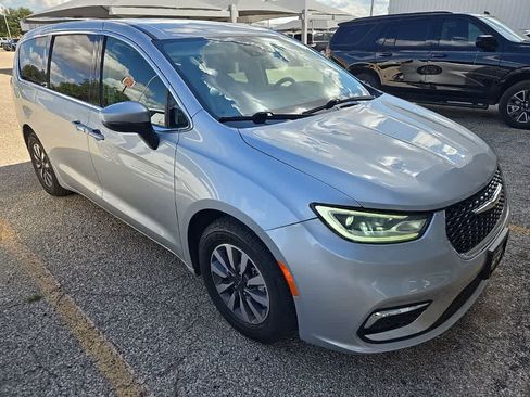 Used 2023 Chrysler Pacifica Touring-L FWD image 2