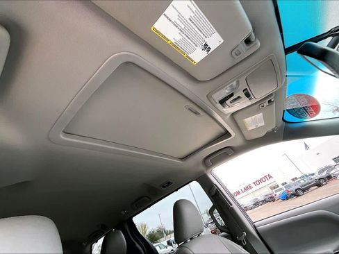 Used 2017 Toyota Sienna XLE image 13