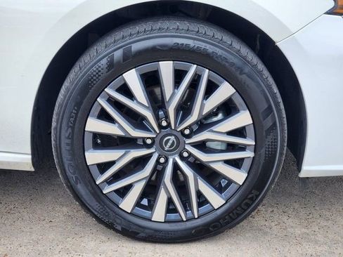 Used 2025 Nissan Altima 2.5 SV w/ SV Premium Package image 10