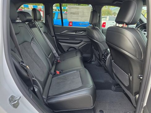 New 2025 Jeep Grand Cherokee Altitude image 25
