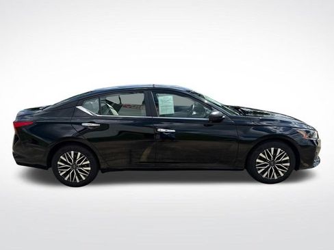Used 2025 Nissan Altima 2.5 SV FWD image 12