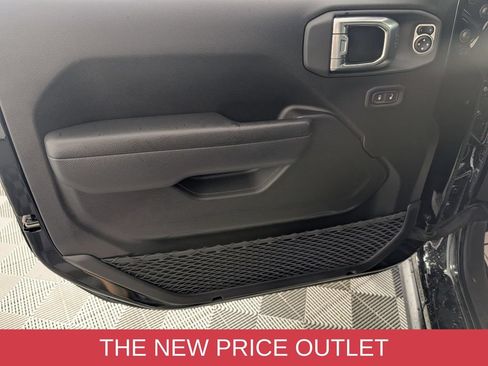 Used 2025 Jeep Gladiator Rubicon w/ Steel Bumper Group AWD/4WD image 11