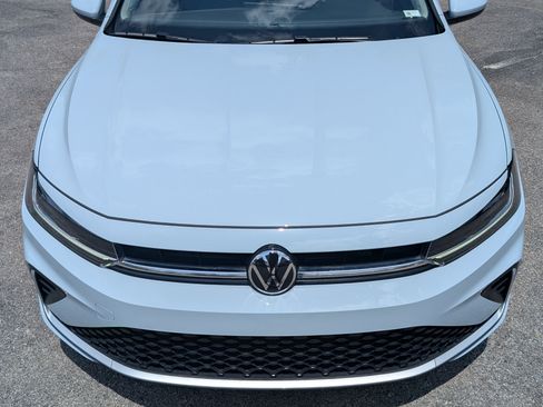 Used 2025 Volkswagen Jetta SE w/ Sunroof Package FWD image 12