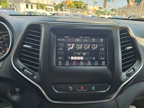 Used 2020 Jeep Cherokee Latitude Lux w/ Comfort/Convenience Group AWD/4WD image 24