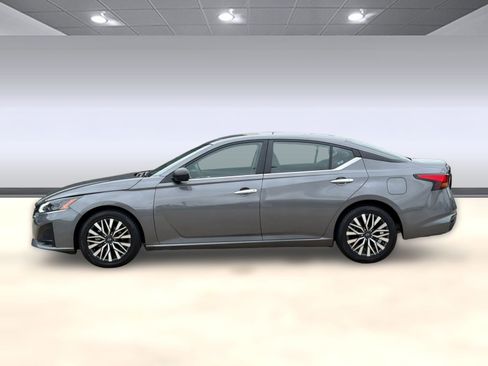 Used 2024 Nissan Altima 2.5 SV image 2