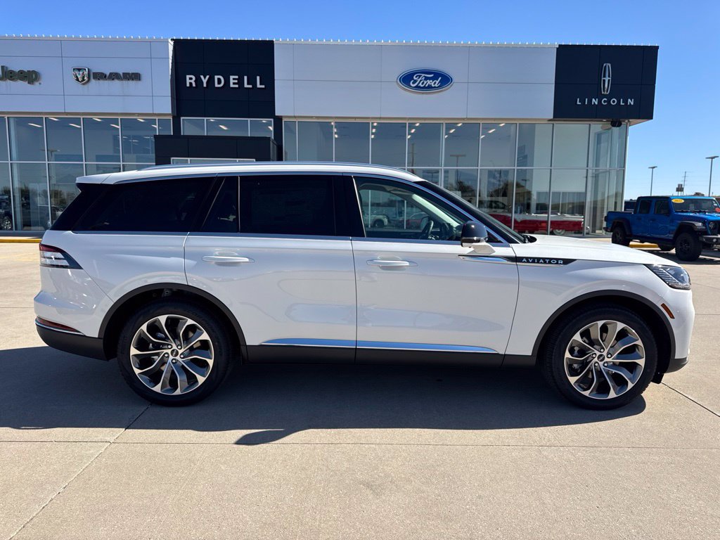 New 2027 Lincoln Aviator AWD image 2