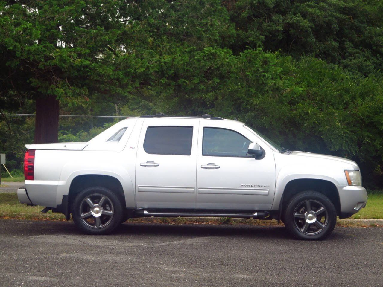 Used 2011 Chevrolet Avalanche LT w/ Luxury Package AWD/4WD image 5