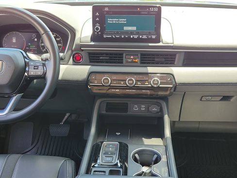 Used 2025 Honda Pilot Touring image 19