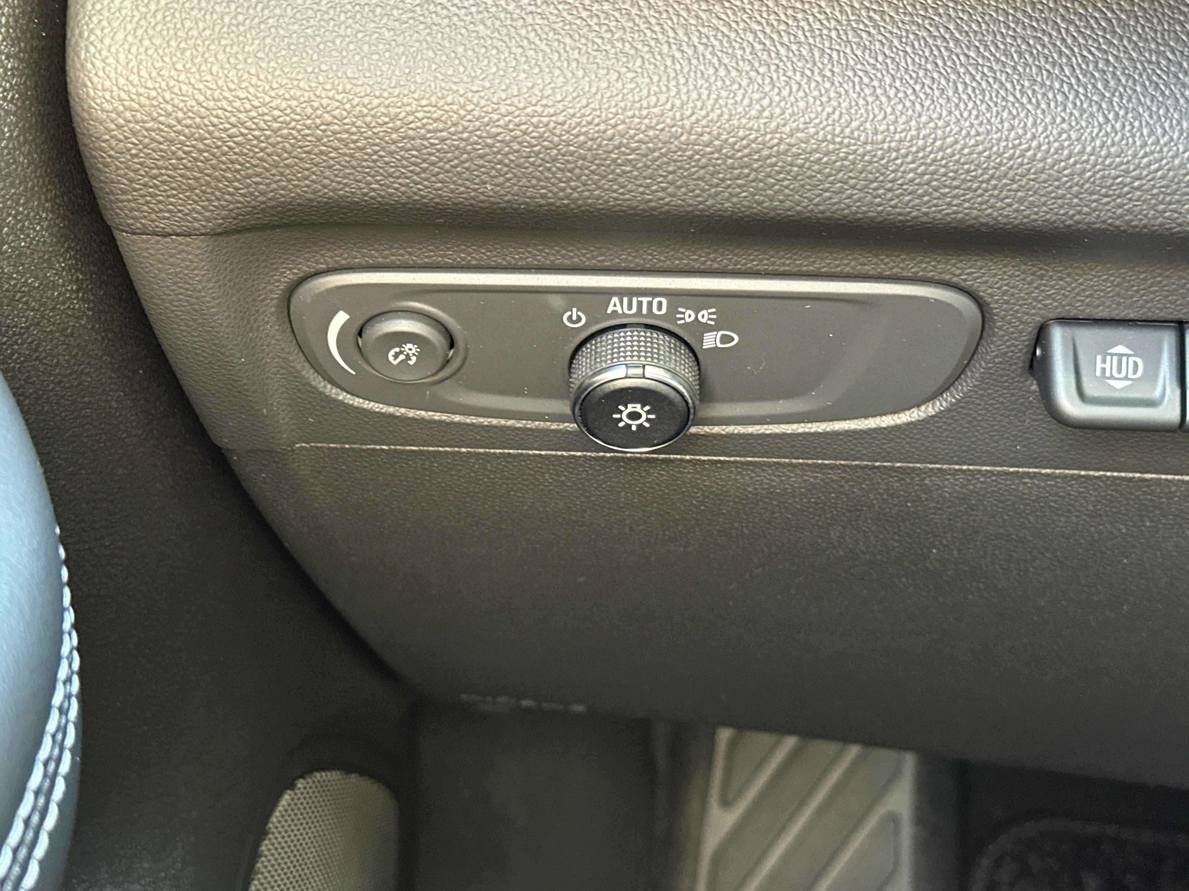 Used 2022 Buick Envision Avenir w/ Technology Package II FWD image 28