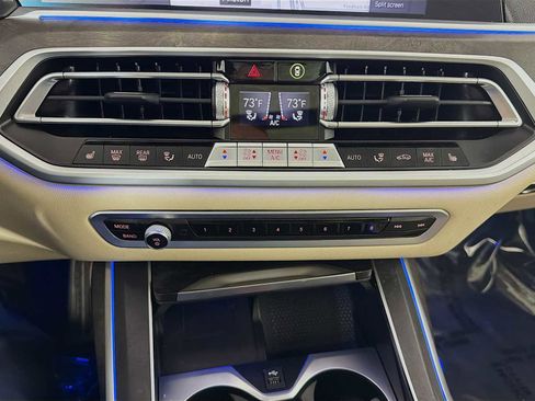 Used 2022 BMW X7 xDrive40i w/ M Sport Package image 17