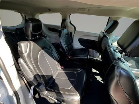 Used 2024 Chrysler Pacifica Touring-L FWD image 27