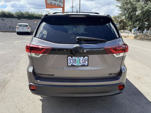 Used 2019 Toyota Highlander SE w/ Nightshade Edition AWD/4WD image 4