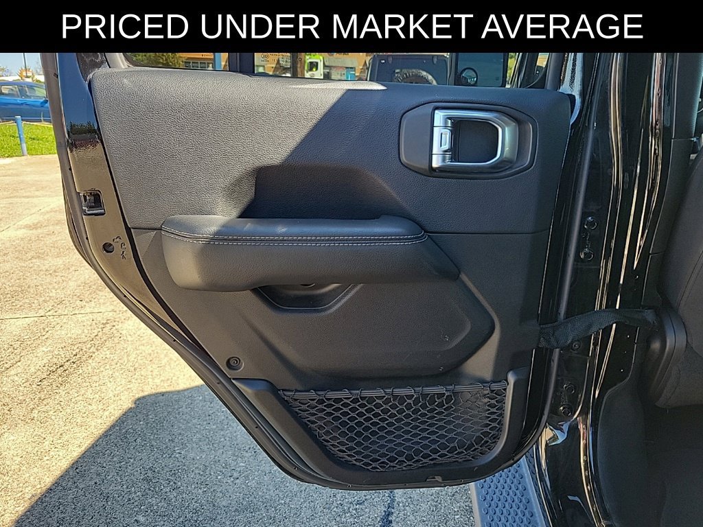 Used 2018 Jeep Wrangler Unlimited Sahara w/ Cold Weather Group AWD/4WD image 13