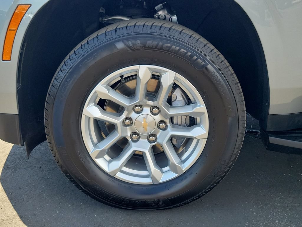 Used 2026 Chevrolet Suburban LS RWD image 32