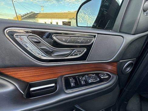 Used 2019 Lincoln Navigator Reserve image 21