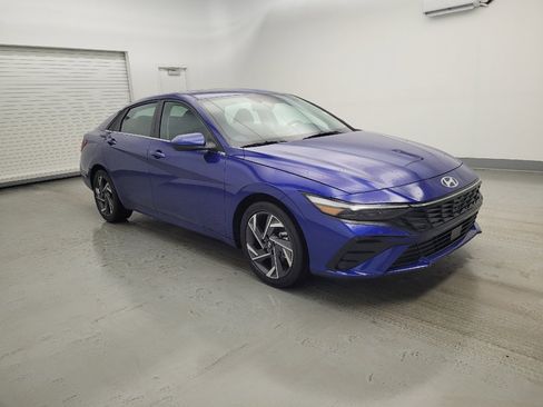 Used 2025 Hyundai Elantra SEL image 11